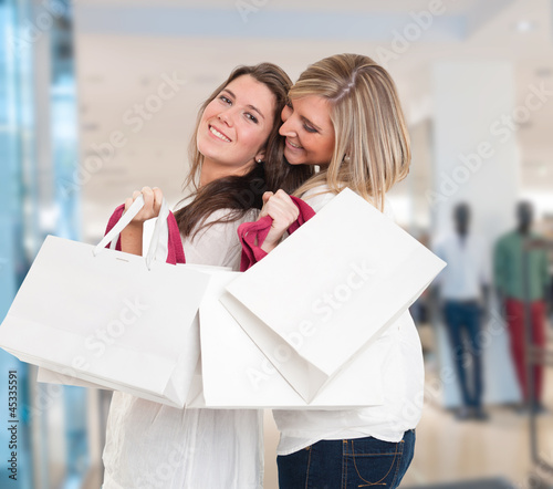 Photo: Friends shopping Friends shopping
