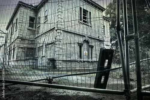 Photo: abandoned building abandoned building