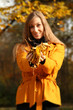 Frau im Herbst