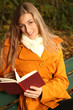 Frau im Herbst