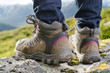 zwei Wanderschuhe vor Berglandschaft