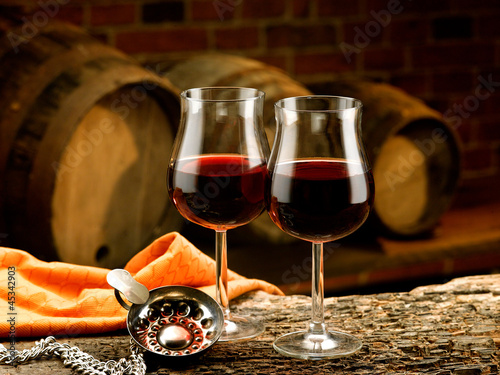 Photo: bicchieri di vino rosso e tastevin ambientati bicchieri di vino rosso e tastevin ambientati