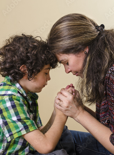 Photo: Family Praying Family Praying