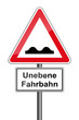 Warnschild RAL 3001 signalrot freigestellt - Unebene Fahrbahn
