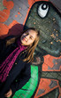 jeune fille contre les graffitis