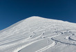 Gipfel mit frischen Schneespuren in Wellenform