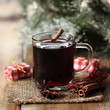 Glühwein vor beschneiten Zweigen
