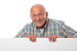 Senior hält Werbeschild