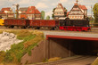 Modellbahn Güterzug auf Brücke
