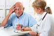 Ärztin berät einen älteren Patienten