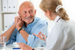 Ärztin spricht mit Patienten