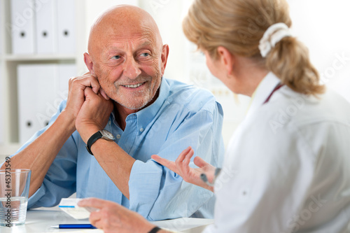 Photo: Ärztin spricht mit Patienten Ärztin spricht mit Patienten