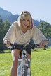 Foto: Junge Frau mit MTB Junge Frau mit MTB