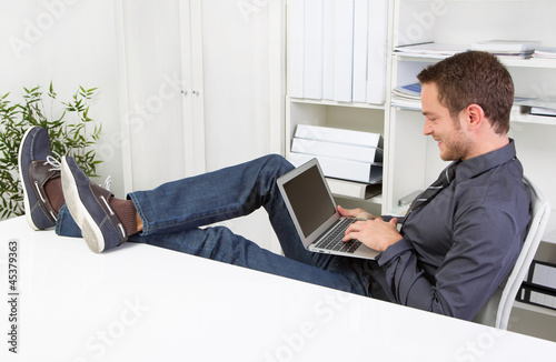 Photo: Surfen während der Arbeitszeit Surfen während der Arbeitszeit