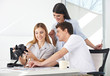 Fotografin im Büro betrachtet Bilder