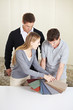 Paar sucht Teppich aus Muster aus
