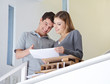 Architekturstudenten besprechen Bauplan