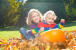 bruder und schwester im herbst