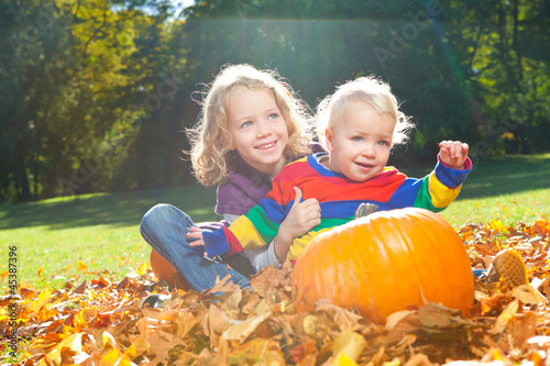 Photo: bruder und schwester im herbst bruder und schwester im herbst