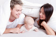 familie im bett