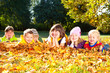 kinder im laub happy