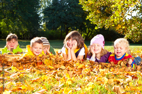 Photo: kinder im laub happy kinder im laub happy