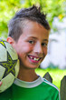 Lachender Junge mit Fussball