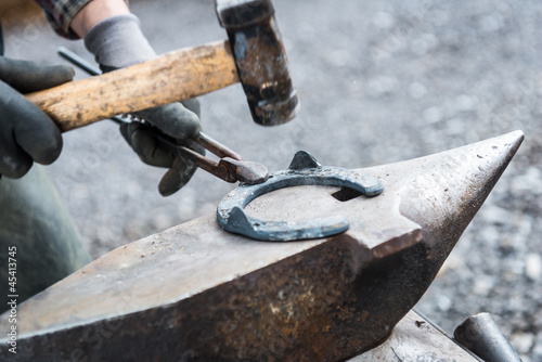 Photo: hufschmied bei der arbeit hufschmied bei der arbeit