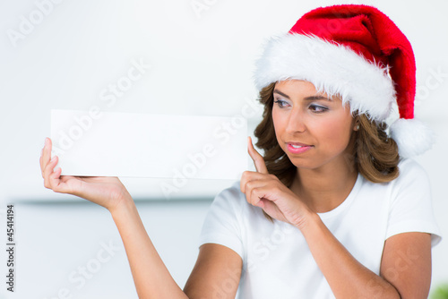 Photo: weihnachtsfrau mit reklameschild weihnachtsfrau mit reklameschild