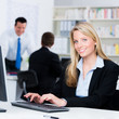 frau arbeitet im büro