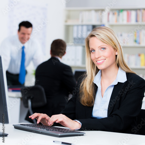 Photo: frau arbeitet im büro frau arbeitet im büro