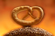 Foto: Baked pretzel on a whole grain bread Baked pretzel on a whole grain bread