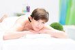 junge frau auf der massageliege