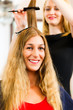 Beim Friseur - Frau erhält Haarfarbe oder Strähnchen