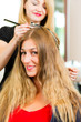 Beim Friseur - Frau erhält Haarfarbe oder Strähnchen