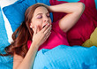 bedtime 27/Mädchen gähnt beim aufstehen