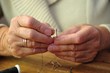 Seniorin beim Nähen