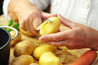 Seniorin zubereitet Mittagessen