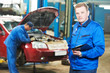 Foto: happy mechanic technician at service station happy mechanic technician at service station