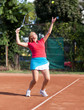 Foto: Young woman tennis player serving the ball Young woman tennis player serving the ball