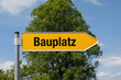 Pfeil mit Baum BAUPLATZ