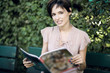 junge Frau liest eine Zeitschrift
