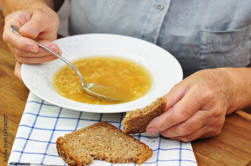Photo: Seniorin beim Mittagessen Seniorin beim Mittagessen