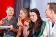 Freunde essen Pizza daheim