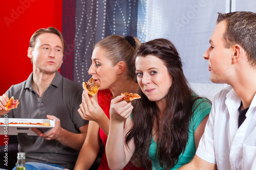Photo: Freunde essen Pizza daheim Freunde essen Pizza daheim