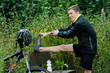 Mountainbiker beim Dehnen