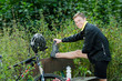 Mountainbiker beim Stretchen