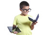 bambino buffo con tablet e libro