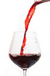 Rotwein wird ins Glas gegossen
