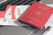 Reisepass mit Flugticket auf einer Tastatur